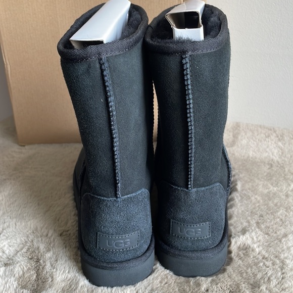 UGG - Women’s Classic Short ll / winter boots - Picture 4 of 6